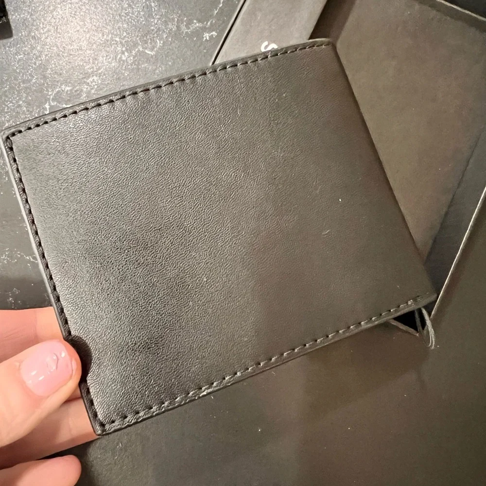 Michael Kors Billfold Wallet, Embossed logo, ⭐️⭐️New in Box!